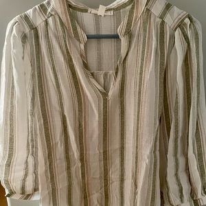 Tunic length blouse from Glamour Farms boutique. Size large. Never worn.